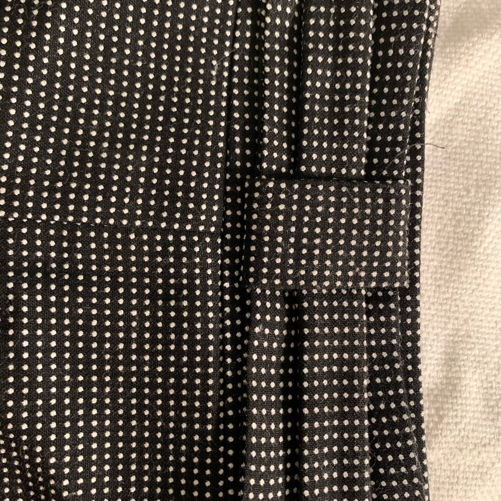 Slit and bow in front, black pencil, white dots